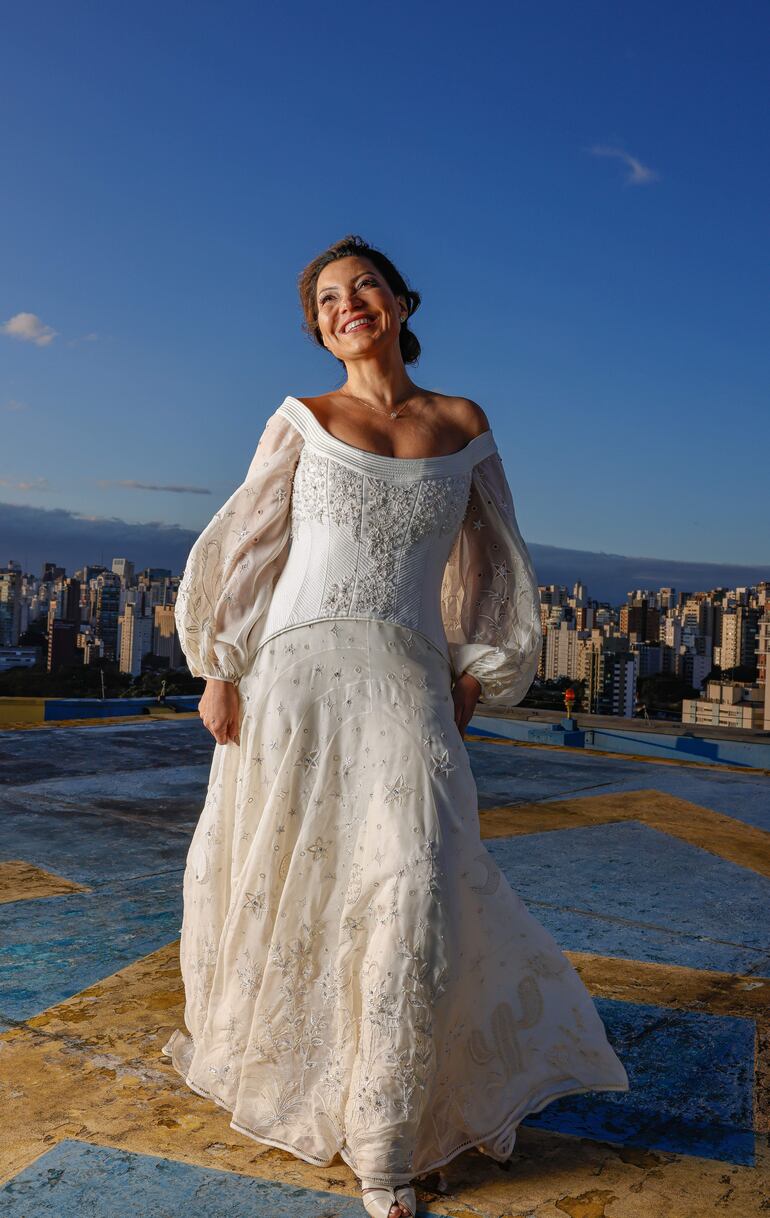La socióloga Rosângela Silva durante un momento del matrimonio ayer, en un salón de fiestas de São Paulo (Brasil).