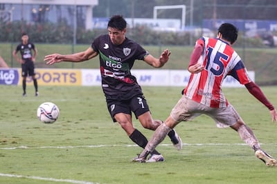 El delantero Lucas Zalazar de Tembetary, elimina la marca del volante "yankee" Wilson Merlo. (Foto: APF)