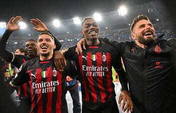 Pierre Kalulu (i), Ismael Bennacer, Rafael Leao y Olivier Giroud celebran la clasificación del AC Milan a semifinales de la Champions League.