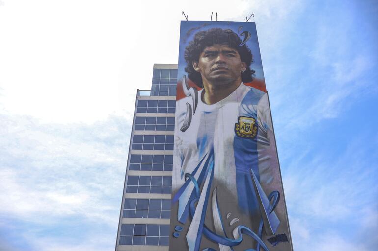 Vista del mural en honor a Diego Armando Maradona realizado por Maximiliano Bagnasco en Ezeiza (Argentina). 