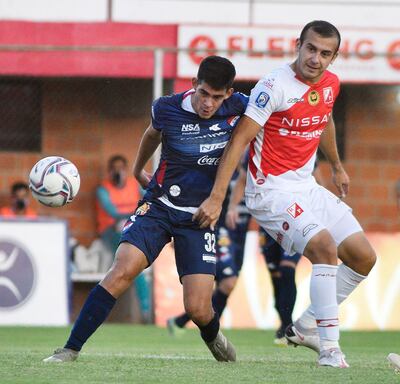 Orlando Colmán (32) y Alex Garcete fijan su mirada en el balón, durante el juego de ayer en el barrio Mburicaó.