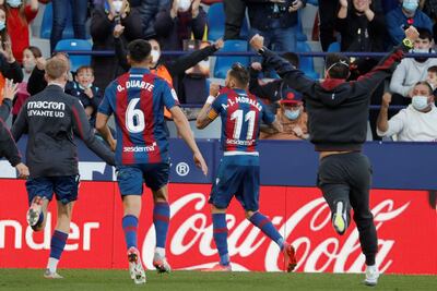 El centrocampista del Levante UD, José Luis Morales (c) celebra el segundo gol de su equipo ante el Mallorca, durante la vigésima jornada de Liga de Primera División disputado este sábado en el Estadio Ciudad de Valencia.