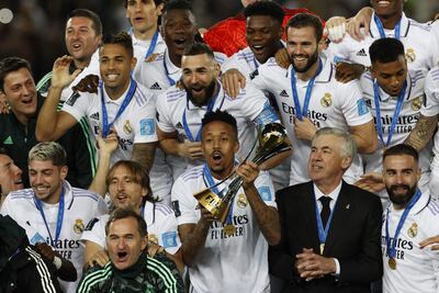 Los jugadores del Real Madrid celebran la victoria con el trofeo tras la final del Mundial de Clubes que Real Madrid y Al-Hilal disputaron este sábado en el estadio Príncipe Moulay Abdellah, en Rabat.