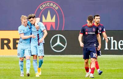 Jesús Medina (19), abrazado por un compañero, luego de registrar el gol el domingo en Chicago.