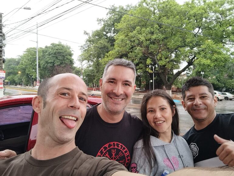 Juan, junto a sus amigos paraguayos, a quienes conoció apenas hace unos días, pero que pronto lo cobijaron como uno más del grupo.