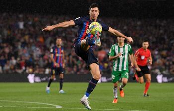 Robert Lewandowski controla el balón durante el partido que Barcelona goleó por 4-0 al Betis.