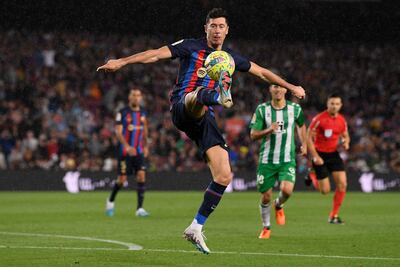 Robert Lewandowski controla el balón durante el partido que Barcelona goleó por 4-0 al Betis.