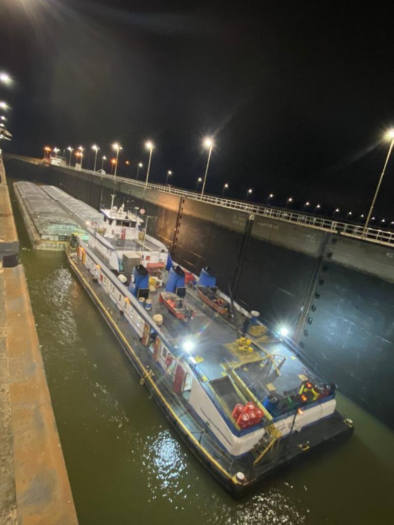 se procedió al esclusado del convoy Remolcador Mbigua.