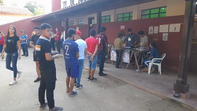 El colegio electoral ya cerró, en Ayolas, pero aún hay gente que espera votar.