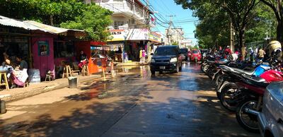 Agua servida, conductores estacionados en zonas prohibidas y comerciantes ocupando veredas frente al hospital de Luque.