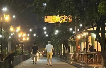 La persona que viste bermuda de color amarillo y camisa en tono claro, sería Ramón González Daher, en la peatonal de Luque, cerca de su casa.