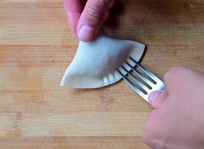 Con un tenedor presione para dar la terminación tradicional.