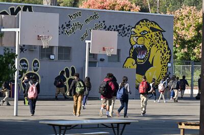 Alumnos de una escuela pública en Los Ángeles, California, se dirigen a clases.