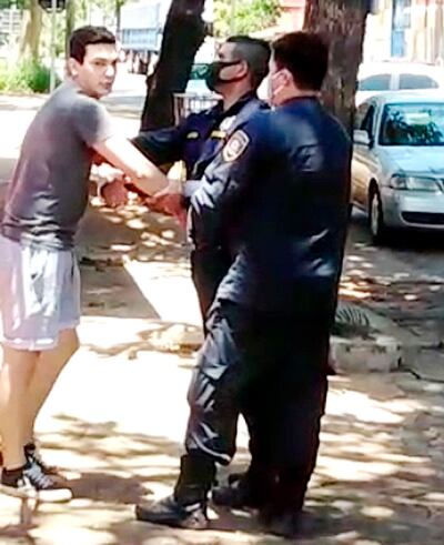 La filmación hecha por un aparato celular capta cuando Gustavo Ariel Benítez Caballero forcejea con dos agentes policiales.