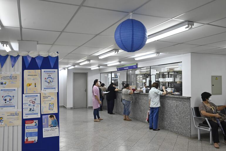IPS Boquerón luce el tomo azul por el mes de concientización contra el cáncer de próstata, pero en el ente no hay medicamentos, según la denuncia de los asegurados. 