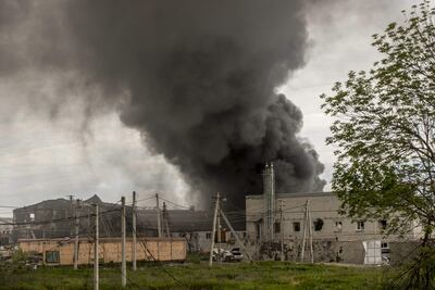 Una columna de humo hoy, tras el impacto de un misil ruso en la entrada de la ciudad de Járkov (Ucrania). Los proyectiles y misiles que caen sobre las ciudades de Ucrania no solo han dejado miles de muertos, sino que han dañado edificios históricos.