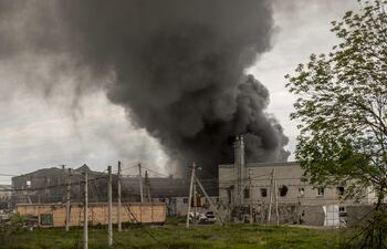 Una columna de humo hoy, tras el impacto de un misil ruso en la entrada de la ciudad de Járkov (Ucrania). Los proyectiles y misiles que caen sobre las ciudades de Ucrania no solo han dejado miles de muertos, sino que han dañado edificios históricos.
