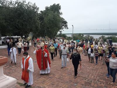Inicio de la Semana Santa, con la bendición de palmas, en Fuerte Olimpo.