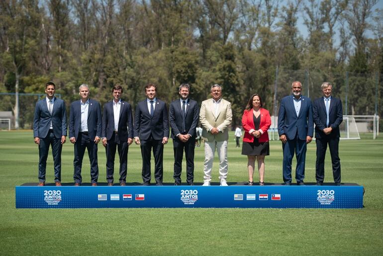 Directivos de Paraguay, Argentina, Uruguay y Chile en el lanzamiento de la candidatura al Mundial 2030.