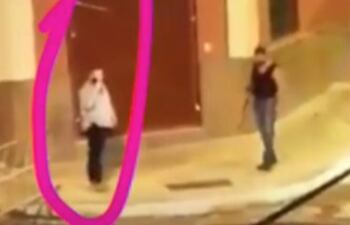 Subcomisario Orlando Díaz (encerrado en círculo) junto al escopetero que dice desconocer.