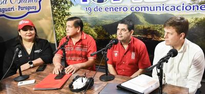 De izquierda a derecha, la candidata a gobernadora, María del Carmen Benítez, el conductor de radio,Roque Ferreira, el presidenciable Hugo Velázquez y el candidato a Vice presidente, Hugo Brunetti.