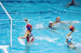 Jennifer Rodríguez durante un partido de waterpolo entre Paraguay y Argentina, durante los juegos Odesur.