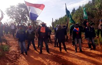 Unos 200 campesinos apostados al costado de un camino vecinal intentaron impedir el acceso hasta el lugar de los intervinientes.