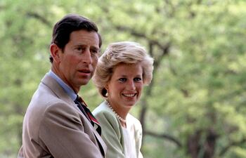 El famoso colgante y los pendientes de la princesa Diana de Gales, juego conocido como “El Lago de los cisnes”, sale a subasta el próximo 27 de junio en una venta organizada por la casa Guernsey’s de Nueva York y que cerrará así una historia en la que se mezcla incluso la guerra de Ucrania.