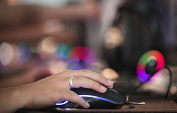 Repartidos por “casas” para evitar contagios de la covid-19, unos 900 desarrolladores de EE.UU. y el extranjero trabajan en equipos para crear aplicaciones o productos informáticos con los que competirán por los premios de la Miami Hack Week.