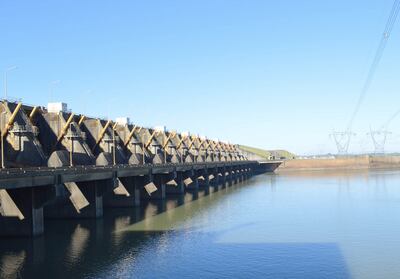 Aguas calmadas en el Paraná, en la zona de la central hidroeléctrica de Yacyretá, debido al estiaje que ha comenzado también a inquietar, igualmente, a los técnicos de Itaipú.