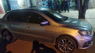 Motociclistas armados balean auto estacionado frente a colegio de Pedro Juan