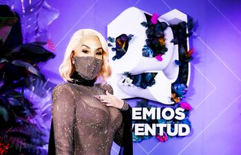 Ivy Queen en la alfombra azul de los premios Juventud.