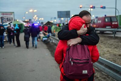 Refugiados desplazados de Ucrania se abrazan en el cruce fronterizo de Dorohusk, Polonia.