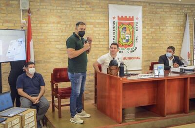 El intendente Miguel Prieto (de pie) en la presentación de la gestión digital. En la imagen también aparecen el director general Daniel Pereira Mujica, el concejal Pedro Acuña (remera blanca) y el secretario de la Junta, Claudio Durañona.