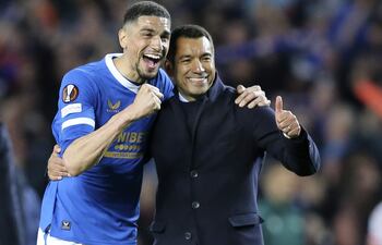 El entrenador de Rangers, Giovanni van Bronckhorst (d), y el jugador James Tavernier celebran la clasificación del Rangers Glasgow.