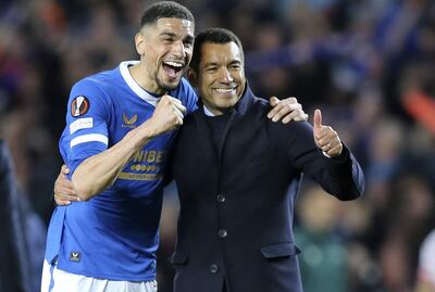 El entrenador de Rangers, Giovanni van Bronckhorst (d), y el jugador James Tavernier celebran la clasificación del Rangers Glasgow.
