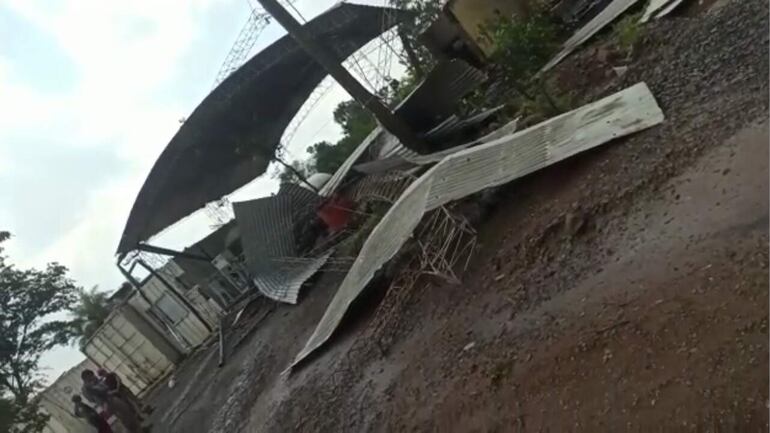 Parte de este tinglado de una empresa privada también fue destruido en Capiibary por el fuerte temporal.