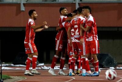 Los jugadores de Copiapó celebran uno de los tantos contra Curicó Unido en la histórica primera victoria en la máxima categoría de Chile.