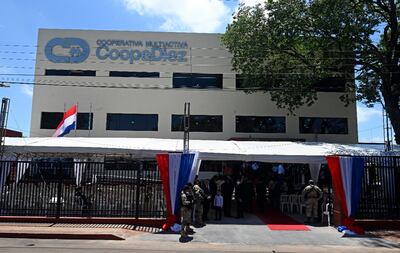 El flamante edificio corporativo matriz de CoopeDiez Ltda., que se inauguró ayer, en la ciudad de Ñemby, con autoridades nacionales y cooperativas.