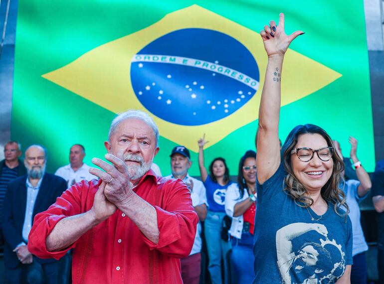 El expresidente de Brasil, Luiz Inácio Lula da Silva (i) y su esposa Janja (d), participan hoy en un acto en defensa de la democracia, contra el hambre y por el trabajo y la vivienda, en la Praça da Moça de la ciudad de Diadema (Brasil).