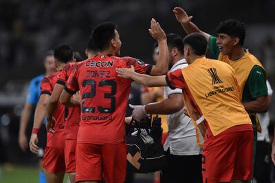 Diego Gómez (i) de Libertad celebra un gol hoy, en un partido de la fase de grupos de la Copa Libertadores entre Atlético Mineiro y Libertad en el estadio Mineirão, en Belo Horizonte (Brasil).