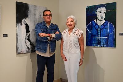 Alban Martínez Gueyraud y Martha Manchini con obras de Rafael Gross Brown.