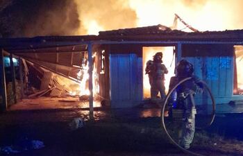 La vivienda de madera fue consumida por completo por el voraz incendio provocado por el supuesto adicto a las drogas.