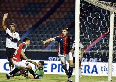 En el fondo la desazón de Polenta y Olveira, en el paso, mientras Boselli sale a festejar tras anotar el gol y Ovelar lo sigue.