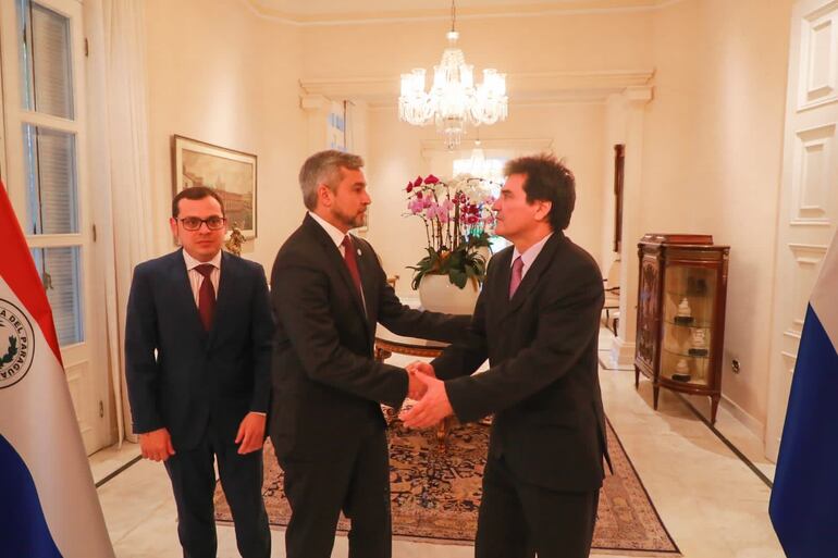 Gustavo Santander, uno de los ternados para la Fiscalía General del Estado, en Palacio de Gobierno, con Mario Abdo Benítez.