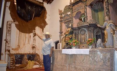 Uno de los boquetes actualmente existentes en la pared lado izquierdo del histórico templo.
