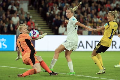 La jugadora inglesa Alessia Russo (c) procura el balón ante la portera y una defensa de Suecia, durante el partido semifinal disputado ayer en Sheffield.