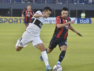 Néstor Camacho trata de escapar de la marca de Daniel Rivas. Olimpia cayó en el superclásico