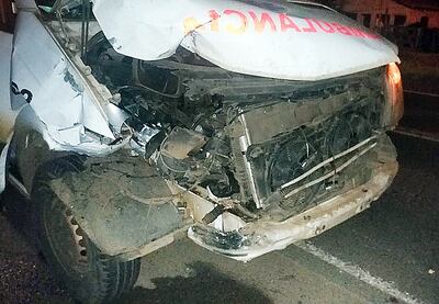 La ambulancia que transportaba al paciente fallecido en el percance resultó con una abolladura a causa del impacto.