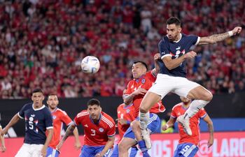 Gabriel Avalos supera en el salto al chileno Gary Medel durante el último amistoso de la Albirroja. (Foto gentileza).